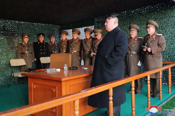 Trong bức ảnh do Thông tấn xã Trung ương Bắc Hàn (KCNA) công bố này, lãnh đạo Bắc Hàn Kim Jong Un đang theo dõi một cuộc diễn tập hỏa công tại một địa điểm không được tiết lộ ở Bắc Hàn hôm 10/03/2023. (Ảnh: KCNA qua Reuters)