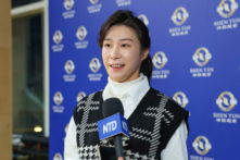 Cô Kim Mi-ran, một nữ diễn viên, thưởng lãm Nghệ thuật Biểu diễn Shen Yun tại Nhà hát Quốc gia Nam Hàn ở thủ đô Seoul, Nam Hàn hôm 16/02/2023. (Ảnh: Kim Guk-hwan/The Epoch Times)