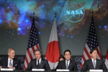 (Từ trái sang phải) Quản trị viên NASA Bill Nelson, Ngoại trưởng Hoa Kỳ Antony Blinken, Thủ tướng Nhật Bản Fumio Kishida, và Ngoại trưởng Nhật Bản Yoshimasa Hayashi chờ ký Thỏa thuận khung hợp tác không gian Hoa Kỳ – Nhật Bản tại Hoa Thịnh Đốn, hôm 13/01/2023. (Ảnh: Jim Watson/AFP qua Getty Images)