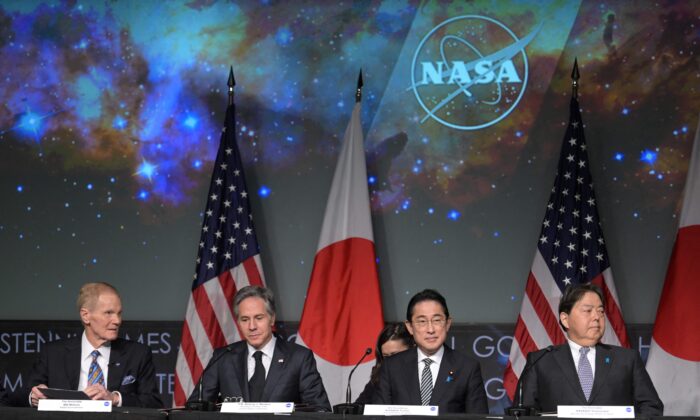 (Từ trái sang phải) Quản trị viên NASA Bill Nelson, Ngoại trưởng Hoa Kỳ Antony Blinken, Thủ tướng Nhật Bản Fumio Kishida, và Ngoại trưởng Nhật Bản Yoshimasa Hayashi chờ ký Thỏa thuận khung hợp tác không gian Hoa Kỳ – Nhật Bản tại Hoa Thịnh Đốn, hôm 13/01/2023. (Ảnh: Jim Watson/AFP qua Getty Images)