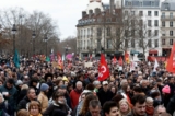 Người biểu tình tham dự cuộc diễn hành phản đối kế hoạch cải cách lương hưu của chính phủ Pháp ở Paris hôm 11/03/2023. (Ảnh: Benoit Tessier/Reuters)