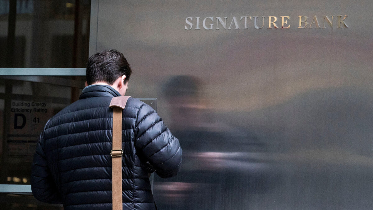 Một nhân viên đến trụ sở của Signature Bank ở New York hôm 12/03/2023. (Ảnh: Eduardo Munoz/Reuters)