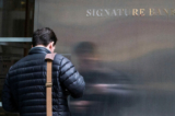 Một người lao động đến trụ sở của ngân hàng Signature Bank ở New York hôm 12/03/2023. (Ảnh: Eduardo Munoz/Reuters)