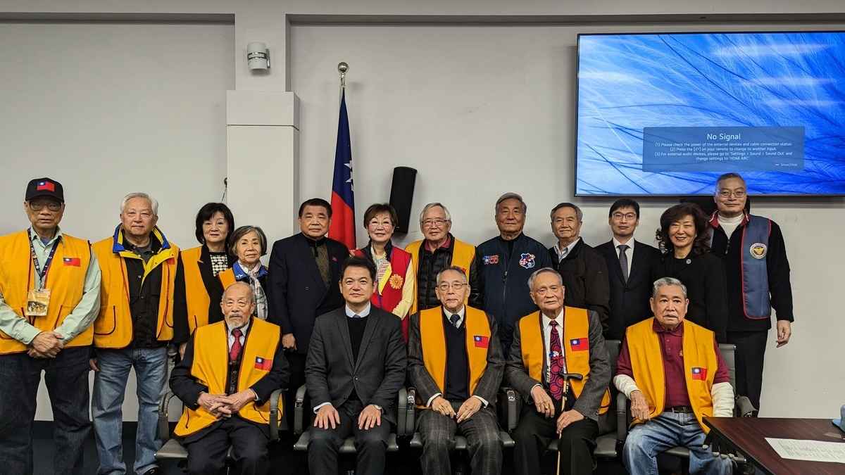 Ông Lý Bân Luân (hàng trước, bên trái) tham dự buổi lễ bầu Chủ tịch mới của Los Angeles Glory Fellowship hôm 04/03/2023. (Ảnh: Emma Hsu/The Epoch Times)