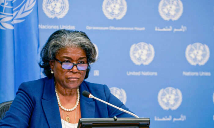 Bà Linda Thomas-Greenfield, Đại sứ Hoa Kỳ tại Liên Hiệp Quốc, trình bày trong cuộc họp báo tại Trụ sở Liên Hiệp Quốc ở New York vào ngày 01/03/2021. (Ảnh: Timothy A. Clary/AFP qua Getty Images)