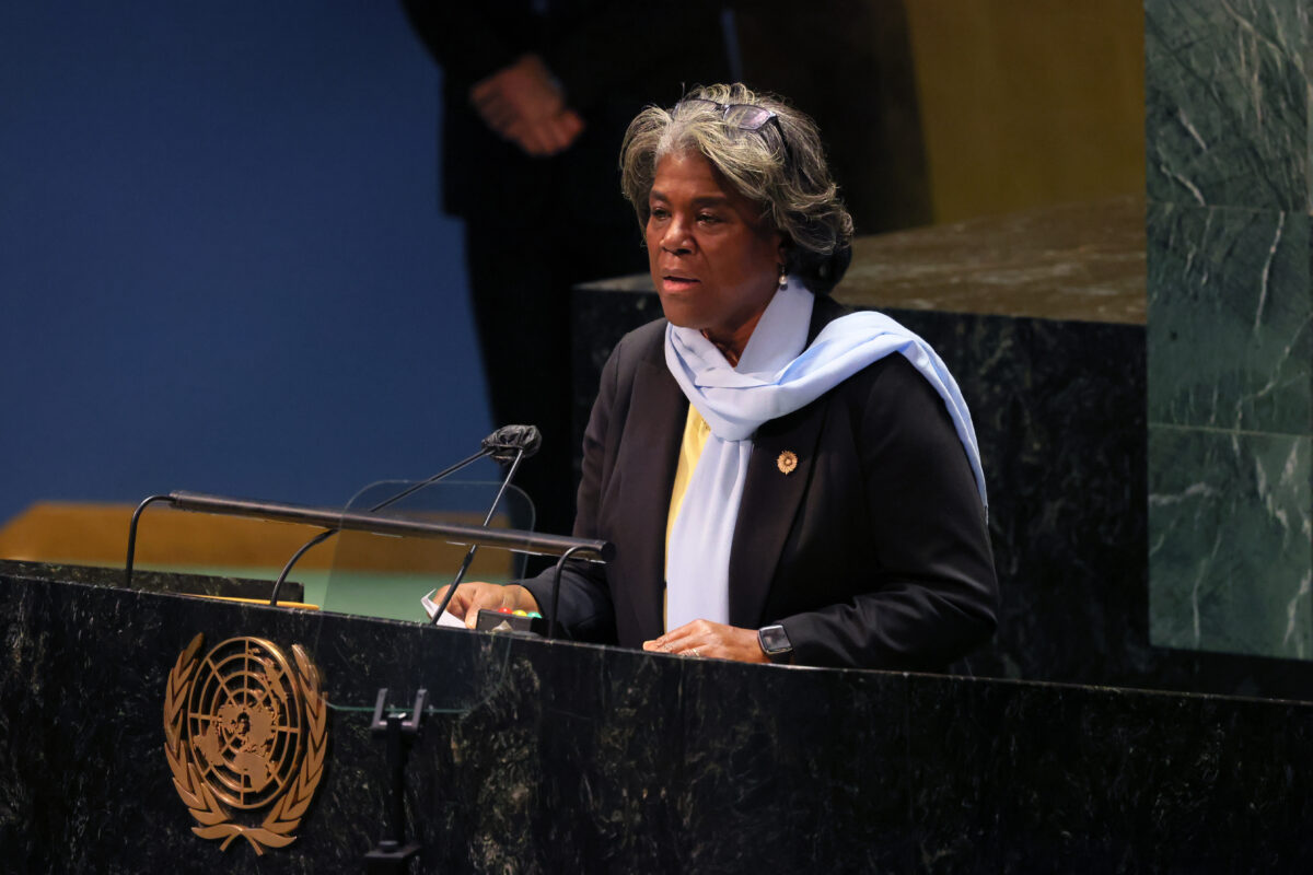 Bà Linda Thomas-Greenfield, đại sứ Hoa Kỳ tại Liên Hiệp Quốc, trình bày trong một phiên họp đặc biệt của Đại hội đồng tại trụ sở Liên Hiệp Quốc ở New York hôm 02/03/2022. (Ảnh: Michael M. Santiago/Getty Images)