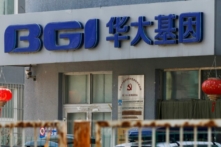Logo của Tập đoàn BGI, công ty di truyền học hàng đầu của Trung Quốc tại tòa nhà trụ sở của công ty này ở Bắc Kinh, vào ngày 25/03/2021. (Ảnh: Carlos Garcia Rawlins/Reuters)