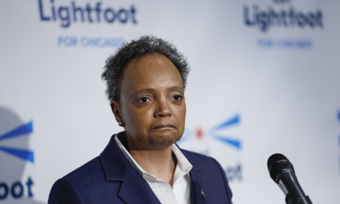 Thị trưởng Chicago Lori Lightfoot trình bày tại một cuộc tập hợp đêm bầu cử tại Hội đồng Thợ mộc Khu vực Trung Mỹ ở Chicago hôm 28/02/2023. (Ảnh: Kamil Krzaczynski/Getty Images)