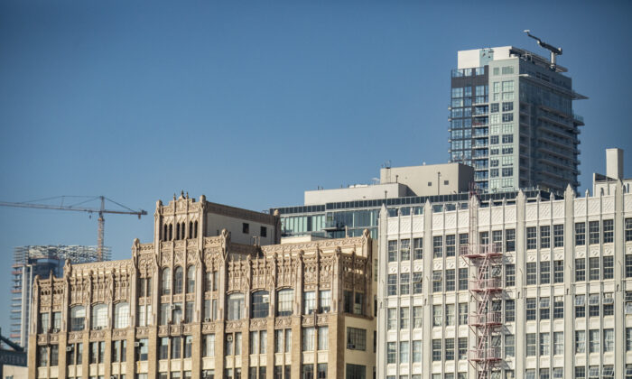 Các tòa nhà chung cư ở Los Angeles, California, hôm 06/01/2021. (Ảnh: John Fredricks/The Epoch Times)