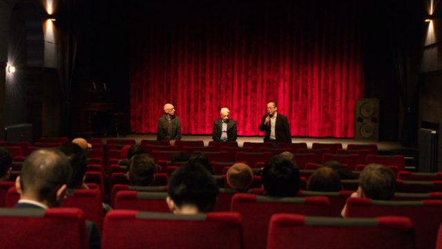 Buổi ra mắt phim “Unsilenced” của đạo diễn Leon Lee tại Đức vào ngày 02/03/2022 tại rạp Lumière ở Göttingen. Thảo luận sau bộ phim (từ trái sang phải): một nhân viên rạp chiếu phim, ông Hubert Körper (ISHR), và ông Quách Cư Phong (Jufeng Guo, một học viên Pháp Luân Công từng là nạn nhân bị tra tấn). (Ảnh: NTD)