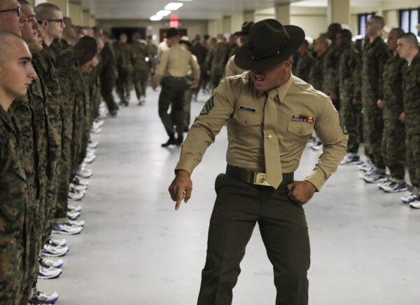 Một người hướng dẫn diễn tập đang sửa lỗi cho các tân binh về những thiếu sót của họ tại Khu Tuyển dụng Thủy quân lục chiến Parris Island, South Carolina, vào ngày 16/11/2019. (Ảnh: Quân quyền Godfrey Ampong/Thủy quân lục chiến Hoa Kỳ)