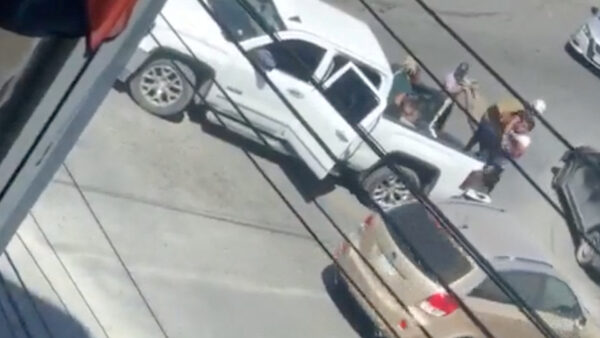Một người phụ nữ bị tống lên phía sau một chiếc xe bán tải màu trắng trong bức ảnh tĩnh trích từ video trên mạng xã hội được cho là quay cảnh vụ bắt cóc người Mỹ ở Matamoros, Mexico, hôm 03/03/2023. (Ảnh: Video do Reuters thu thập được)