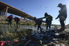 Những người nhập cư bất hợp pháp đi bộ về phía biên giới Hoa Kỳ-Mexico ở Ciudad Juarez, Mexico, hôm 14/12/2022. (Ảnh: Christian Chavez/AP Photo)