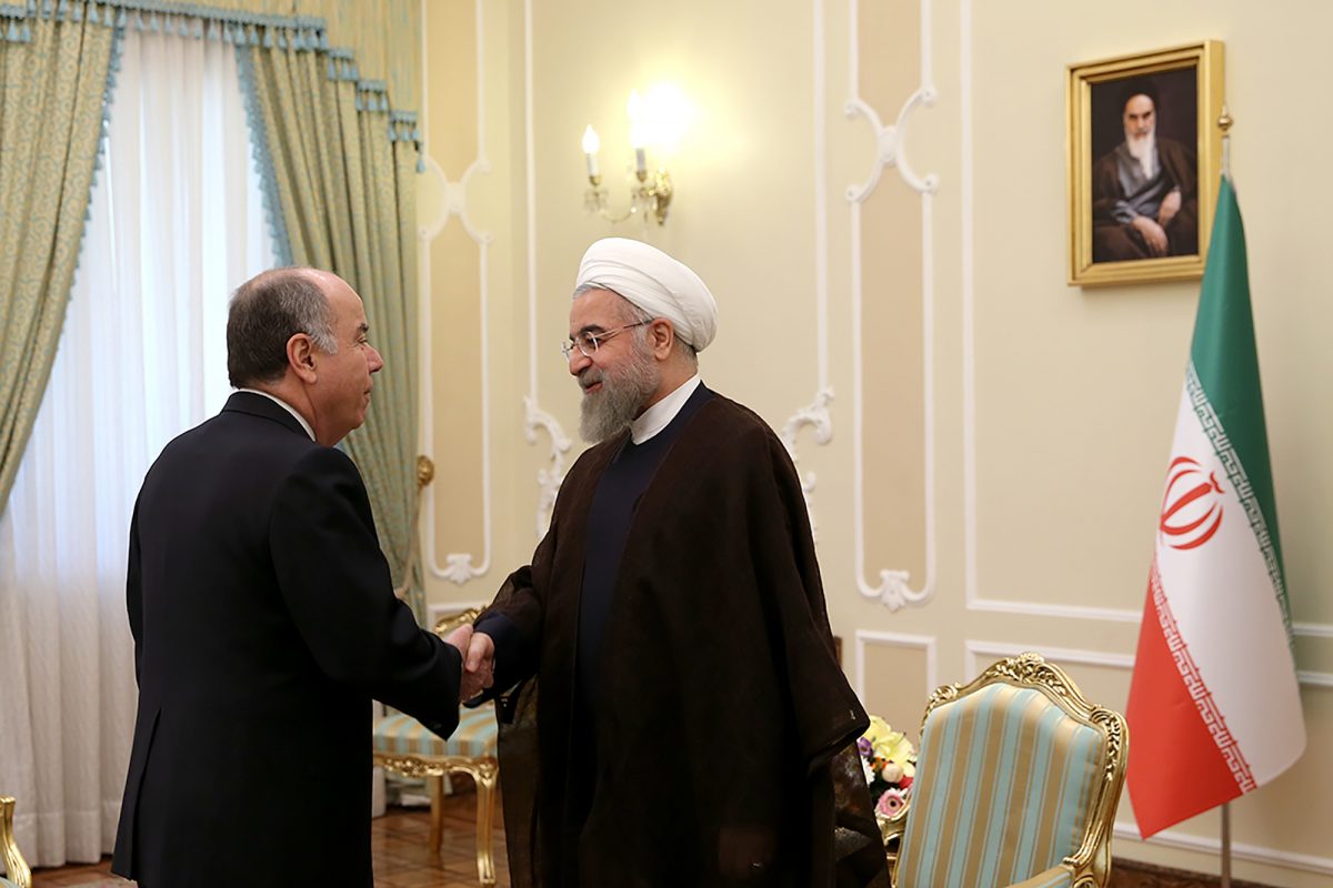 Cựu Tổng thống Iran Hassan Rouhani (phải) chào đón Ngoại trưởng Brazil Mauro Luiz Iecker Vieira tại Tehran, Iran, vào ngày 13/09/2015. (Văn phòng Tổng thống Iran qua AP)