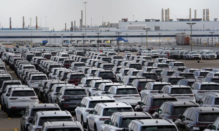 Những chiếc xe mới đang đậu trong các bãi chứa gần Khu liên hợp Stellantis Detroit ở Detroit vào ngày 05/10/2022. (Ảnh: Paul Sancya/AP Photo)