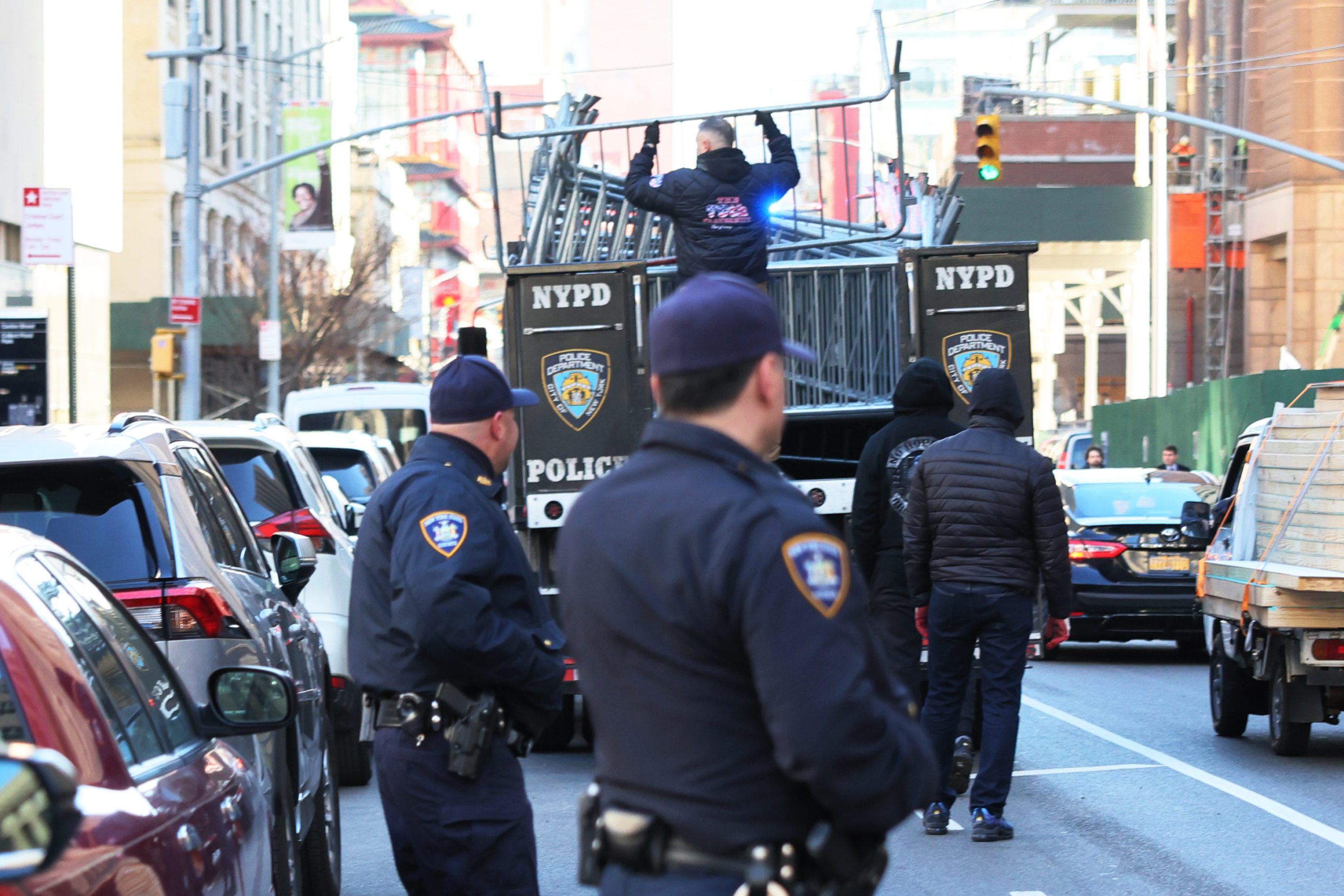 Các viên chức Tòa án New York xem cảnh sát dựng các hàng rào kim loại trước Tòa án Hình sự Manhattan ở thành phố New York, hôm 20/03/2023. (Ảnh: Michael M. Santiago/Getty Images)