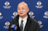 Ông Nishimori Yosiyuki, giám đốc một bộ phận của một công ty taxi, thưởng lãm Nghệ thuật Biểu diễn Shen Yun tại Nhà hát Nghệ thuật Tỉnh Aichi ở Nagoya, Nhật Bản, hôm 30/01/2023. (Ảnh: Lu Yong/The Epoch Times)
