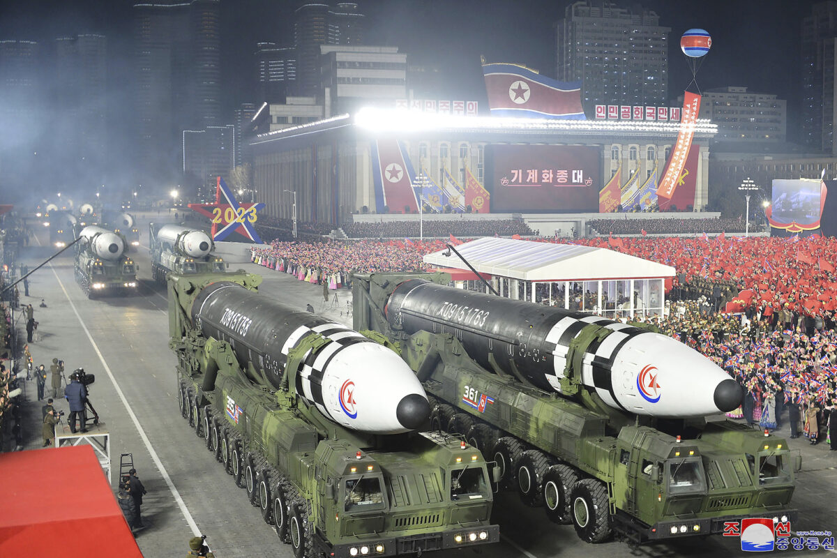 Ảnh tư liệu do chính quyền Bắc Hàn cung cấp cho thấy hỏa tiễn đạn đạo liên lục địa Hwasong-17 trong một cuộc duyệt binh ở Bình Nhưỡng, Bắc Hàn, hôm 08/02/2023. (Ảnh: Tư liệu/Hãng thông tấn trung ương Bắc Hàn/Korea News Service qua AP)