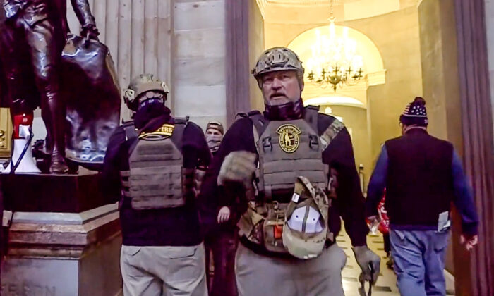 Hai thành viên của tổ chức Oath Keepers bên trong Điện Capitol Hoa Kỳ vào ngày 06/01/2021. (Ảnh: Bộ Tư pháp Hoa Kỳ/Ảnh chụp màn hình qua The Epoch Times)