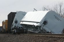 Một toa xe lửa chở hàng của Norfolk Southern bị nghiêng sau khi trật đường rầy ở Quận Clark, Ohio, tại một đoạn đường xe lửa cắt qua Ohio 41 hôm 04/03/2023. (Ảnh: Bill Lackey/Springfield-News Sun qua AP)