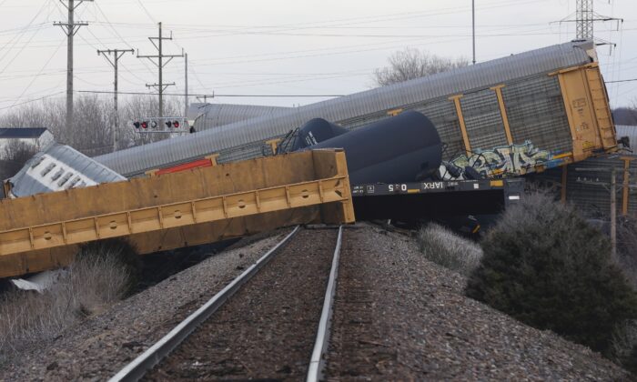 Nhiều toa của một đoàn xe lửa Norfolk Southern bị lật sau khi trật đường ray tại một đoạn đường tàu chạy qua Ohio 41 ở Quận Clark, Ohio, hôm 04/03/2023. (Ảnh: Bill Lackey/Springfield-News Sun qua AP)