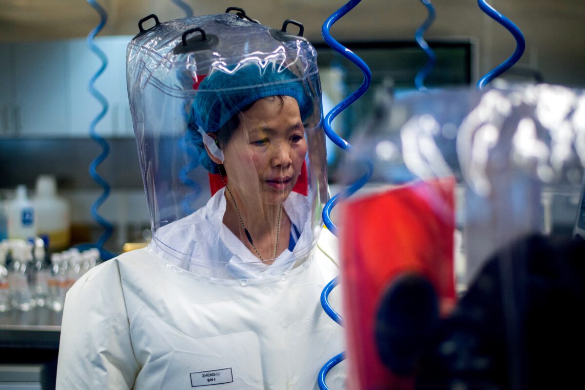 Nhà virus học Trung Quốc Thạch Chính Lệ (Shi Zhengli) bên trong phòng thí nghiệm P4 ở Vũ Hán, Trung Quốc, hôm 23/02/2017. (Ảnh: Johannes Eisele/AFP qua Getty Images)
