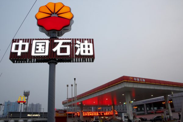 Một trạm xăng thuộc công ty dầu khí nhà nước, PetroChina, được chụp hình ở Bắc Kinh vào ngày 21/03/2016. (Ảnh: Kim Kyung-Hoon/Reuters)