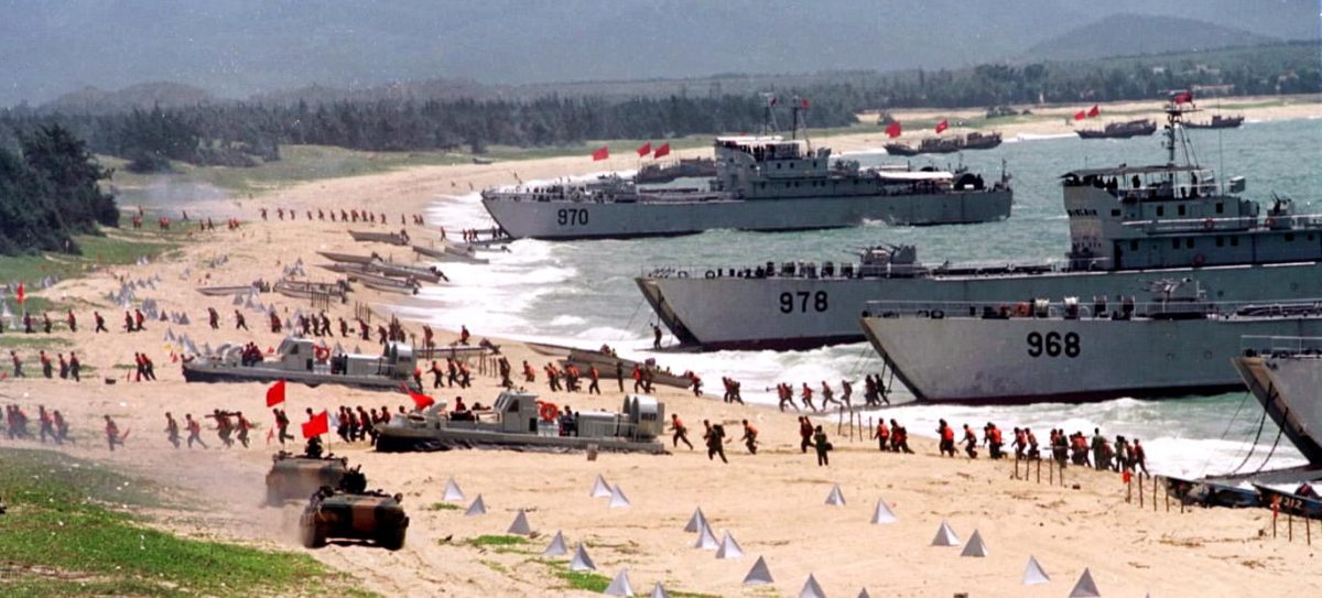 Quân Giải phóng Nhân dân tiến lên bờ từ các tàu đổ bộ trong một cuộc tập trận trên bờ biển Trung Quốc gần Đài Loan, vào ngày 10/09/1999. (Ảnh: STR/AFP/Getty Images)
