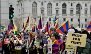 California: Nhân dịp 64 năm cuộc nổi dậy Tây Tạng, hàng trăm người tập hợp phản đối sự đàn áp của ĐCSTQ