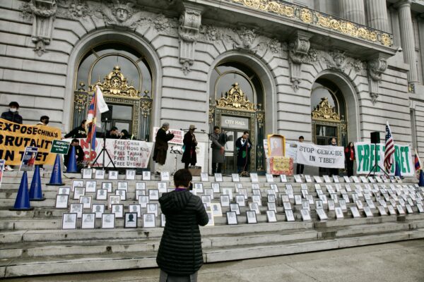Ảnh chụp những người tự thiêu để phản đối cuộc bức hại người Tây Tạng của Đảng Cộng sản Trung Quốc, được trưng bày trên bậc thềm của Tòa thị chính ở San Francisco hôm 10/03/2023. (Ảnh: Xue Mingzhu/The Epoch Times)