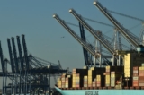 Cần cẩu xếp các container hàng hóa tại Cảng Baltimore ở Baltimore, Maryland, hôm 10/11/2021. (Ảnh: Brendan Smialowski/AFP qua Getty Images)