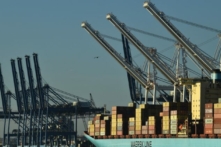 Cần cẩu xếp các container hàng hóa tại Cảng Baltimore ở Baltimore, Maryland, hôm 10/11/2021. (Ảnh: Brendan Smialowski/AFP qua Getty Images)