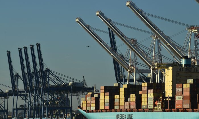 Cần cẩu xếp các container hàng hóa tại Cảng Baltimore ở Baltimore, Maryland, hôm 10/11/2021. (Ảnh: Brendan Smialowski/AFP qua Getty Images)