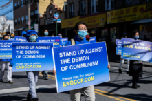 Các học viên Pháp Luân Công tụ họp để ủng hộ sự kiện số người thoái xuất Đảng Cộng sản Trung Quốc và các tổ chức liên đới của đảng này đạt mốc 390 triệu tại Brooklyn, New York, hôm 27/02/2022. (Ảnh: Chung I Ho/The Epoch Times)