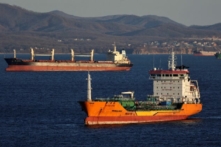 Tàu chở dầu thô RN Polaris và một tàu chở hàng rời đang di chuyển ở Vịnh Nakhodka gần thành phố cảng Nakhodka, Nga, hôm 04/12/2022. (Ảnh: Tatiana Meel/Reuters)