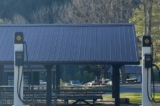 Bộ sạc Rivian được lắp đặt tại Công viên Tiểu bang Fall Creek Falls ở Pikeville, Tennessee, được nhìn thấy ở đây vào tháng 03/2023, như một phần của sự hợp tác giữa Các Công viên Tiểu bang Tennessee (Tennessee State Parks) và Rivian. (Ảnh: Chase Smith/The Epoch Times)
