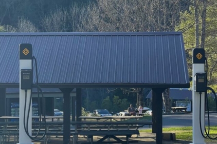 Hợp tác giữa Tennessee và Rivian: Sạc xe điện có mặt tại vùng nông thôn Mỹ