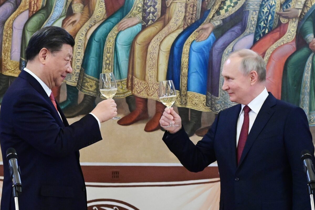 Tổng thống Nga Vladimir Putin, phải, và nhà lãnh đạo Trung Quốc Tập Cận Bình nâng ly chúc mừng trong bữa tối của họ tại Palace of Facets, một tòa nhà ở Điện Kremlin Moscow, Nga, hôm 21/03/2023. (Ảnh: Pavel Byrkin, Sputnik, Kremlin Pool Photo qua AP)