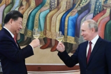 Tổng thống Nga Vladimir Putin, phải, và lãnh đạo Trung Quốc Tập Cận Bình nâng ly chúc mừng trong tiệc quốc yến được tổ chức tại tòa The Palace of the Facets trong khuôn viên Điện Kremlin ở Moscow, Nga, hôm 21/03/2023. (Ảnh: Pavel Byrkin, Sputnik, Kremlin Pool Photo via AP)