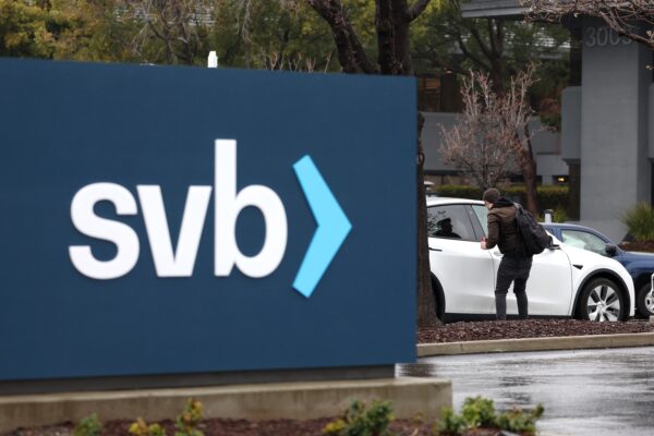 Một nhân viên lên xe sau khi đến làm việc tại trụ sở của Silicon Valley Bank (SVB) đã đóng cửa ở Santa Clara, California, hôm 10/03/2023. (Ảnh: Justin Sullivan/Getty Images)