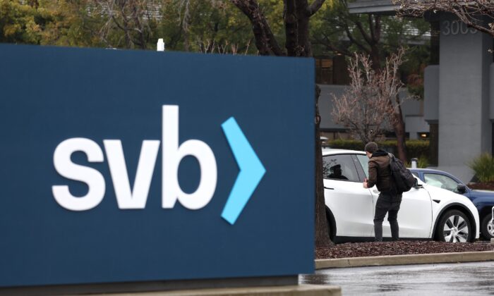 Một nhân viên lên xe sau khi đến làm việc tại trụ sở của Ngân hàng Thung lũng Silicon (SVB) đã đóng cửa ở Santa Clara, California, hôm 10/03/2023. (Ảnh: Justin Sullivan/Getty Images)