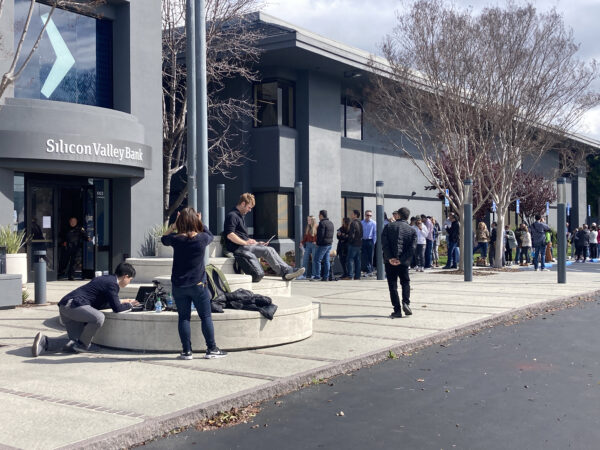 Khách hàng xếp hàng chờ bên ngoài trụ sở của ngân hàng đã bị đóng cửa Silicon Valley Bank (SVB) ở Santa Clara, California, hôm 13/03/2023. (Ảnh: Steve Ispas/The Epoch Times)