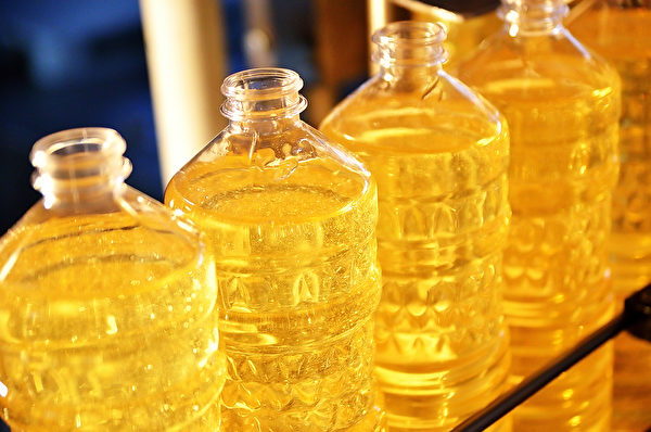 Phương pháp tinh chế dầu thực vật ở nhiệt độ cao sẽ tạo ra một số sản phẩm phụ không tốt cho sức khỏe. (Ảnh: Shutterstock)