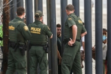 Lực lượng Tuần tra Biên giới giám sát hàng rào biên giới Hoa Kỳ-Mexico tại Công viên Hữu nghị ở San Ysidro, California, ngày 15/11/2018. (Ảnh: Charlotte Cuthbertson/The Epoch Times)