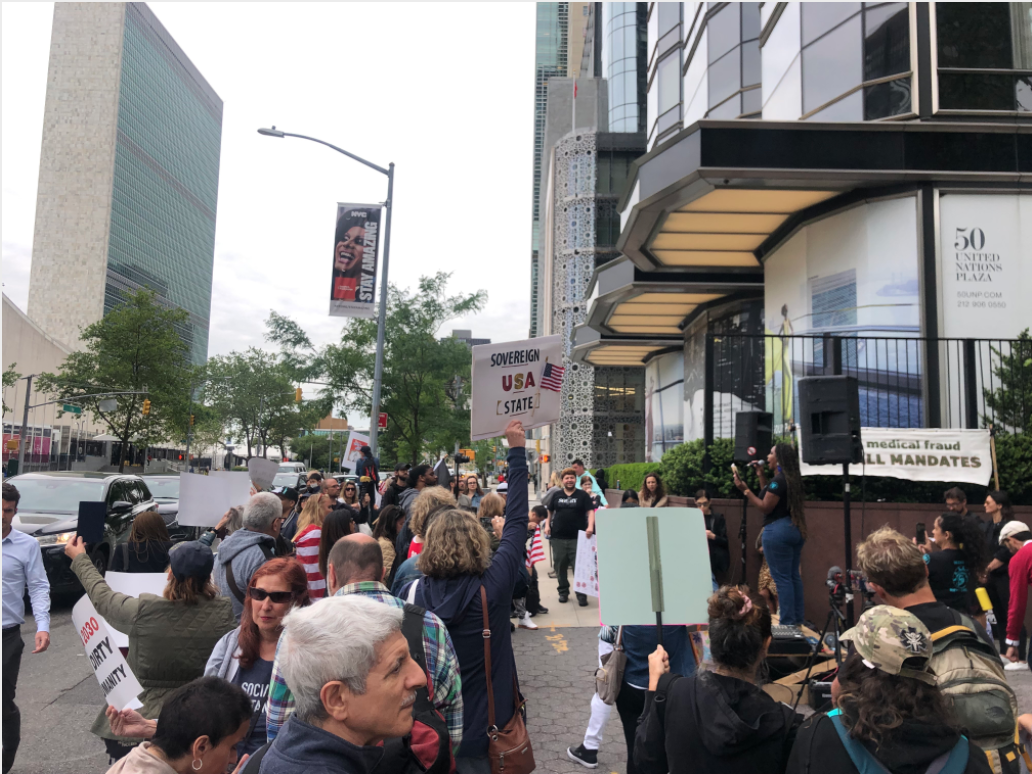 Những người biểu tình phản đối hiệp ước về đại dịch của WHO tập trung bên ngoài tòa nhà Liên Hiệp Quốc ở Manhattan, New York, vào ngày 24/05/2022. (Ảnh: Enrico Trigoso/The Epoch Times)