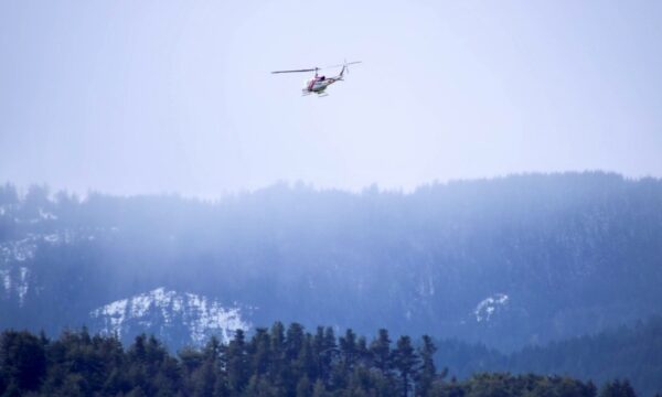 “Chiến dịch Thả Cỏ khô” vận chuyển và giao cỏ khô bằng trực thăng cho gia súc mắc kẹt trong tuyết ở Quận Humboldt, California, hôm 09/03/2023. (Ảnh chụp màn hình qua Instagram/humboldtsheriff)