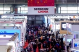 Mọi người tham quan Semicon China, hội chợ thương mại về công nghệ bán dẫn, tại Thượng Hải hôm 17/03/2021. (Ảnh: Aly Song/Reuters)