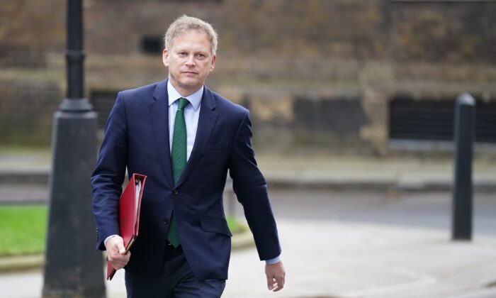 Bộ trưởng về An ninh Năng lượng và Net Zero Grant Shapps rời Downing Street, London, hôm 27/02/2023. (Ảnh: James Manning/PA Media)