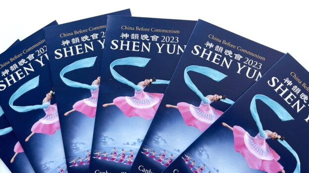 Hình ảnh các tờ rơi quảng bá Shen Yun Performing Arts phiên bản 2023 được chụp tại Sydney, Úc, hôm 09/03/2023. (Ảnh: The Epoch Times)