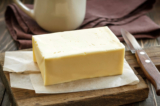 Một miếng bơ tươi (Ảnh: Shutterstock)